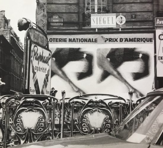 Photo in situ de l'affiche Loterie Nationale - Grand Prix d'Amérique, 1965 - Roger Excoffon