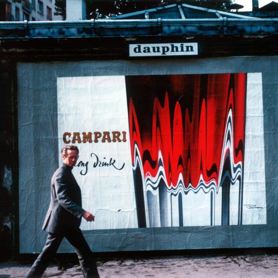 Roger Excoffon dans la rue de l'affiche Campari Long Drink