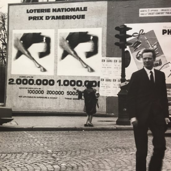 Roger Excoffon devant l'affiche Loterie Nationale Grand Prix d'Amérique, 1965