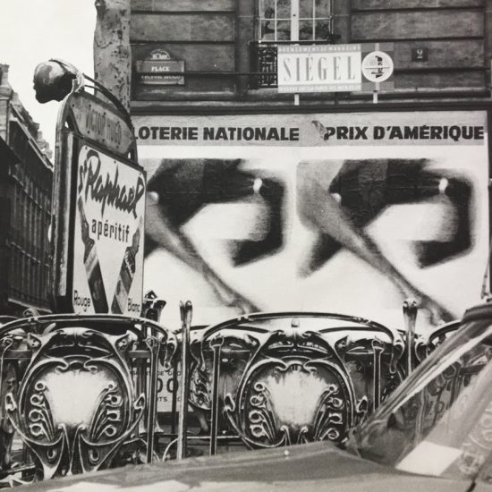 Photo in situ de l'affiche Loterie Nationale - Grand Prix d'Amérique, 1965 - Roger Excoffon