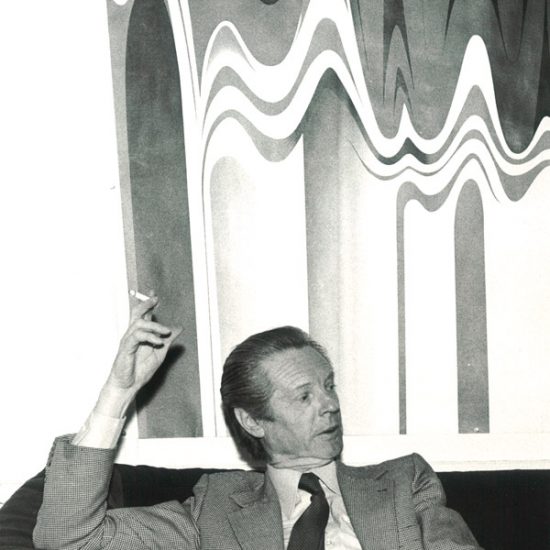 Roger Excoffon devant l'affiche Campari Long drink 1977