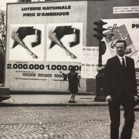 Roger Excoffon devant l'affiche Loterie Nationale Grand Prix d'Amérique, 1965